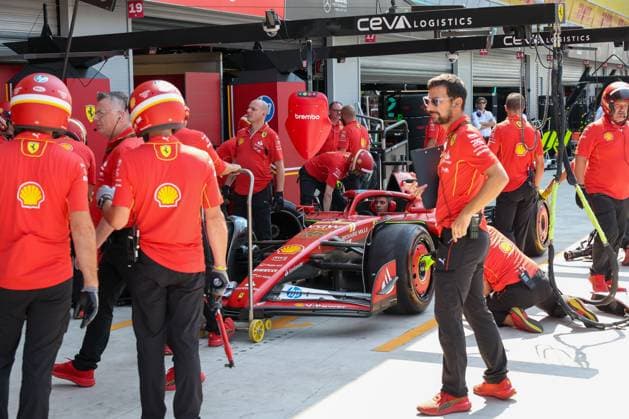 das Auto von Charles Leclerc (Scuderia Ferrari HP) in der Boxengasse, 1 Freies Training, Grosser Preis von Italien, Motorsport, Herren, Formel 1, 30.08.2024 Monza Lombardei Italien