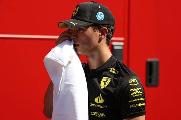 30.08.2024, xsvx, Motorsport FIA Formel 1, Großer Preis von Italien 2024 emspor, v.l. Oliver Bearman eilt durchs Fahrerlager und hält sich das rechte Auge. (FIA REGULATIONS PROHIBIT ANY USE OF PHOTOGRAPHS as IMAGE SEQUENCES and or QUASI-VIDEO) Monza