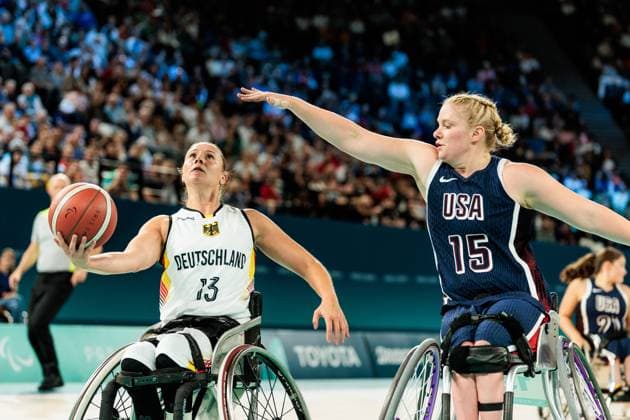 Sport Themen der Woche KW35 Sport Bilder des Tages Paris 2024 Paralympics: Rollstuhlbasketball Deutschland - USA Damenn, 30.08.2024 PARIS, FRANKREICH 30. August - Rollstuhlbasketball Deutschland - USA Damen Paris 2024 Paralympics am 30.08.2024 in der Bercy Arena in Paris Frankreich. Svenja Mayer (Deutschland, 13) im Wurf, Rose Hollermann (USA, 15) *** Paris 2024 Paralympics Wheelchair basketball Germany USA Women, 30 08 2024 PARIS, FRANCE 30 August Wheelchair basketball Germany USA Women Paris 2024 Paralympics on 30 08 2024 at the Bercy Arena in Paris France Svenja Mayer Germany, 13 in the throw, Rose Hollermann USA, 15 Copyright: xBEAUTIFULxSPORTS Wunderlx