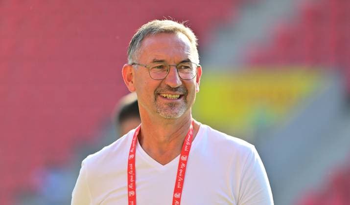 28.08.2024 - Fussball Amateurfussball - Saison 2024 2025 - Bezirksliga - 3. Spieltag: FC Wendelstein - ASV Vach - MeZi - xmexzix - Achim Beierlorzer ( Sportdirektor SSV Jahn Regensburg ) happy vor Spielbeginn