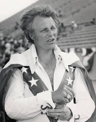 Archivbilder der Woche SPORT KW35 RECORD DATE NOT STATED Candid Evel Knievel Retro 1970s photograph featuring Evel Knievel, the legendary motorcycle daredevil who became one of the greatest American icons of the 1970s. Over his career, he attempted more than 75 ramp-to-ramp motorcycle jumps, and, in 1974, a canyon jump across Snake River Canyon (which failed) in the Skycycle X-2, a steam-powered rocket. During his career he suffered more than 433 bone fractures, earning an entry in the Guinness Book of World Records as the survivor of most bones broken in a lifetime . Copyright: xGlobexPhotosx