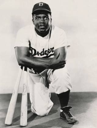 Archivbilder der Woche SPORT KW35 RECORD DATE NOT STATED Jackie Robinson Kneeling with Bats This studio black and white image features star baseball player Jackie Robinson posed leaning on bats. Jackie Robinson was an American professional baseball player who became the first African American to play in Major League Baseball MLB, Baseball Herren, USA in the modern era. Robinson broke the baseball color line when the Brooklyn Dodgers started him at first base on April 15, 1947. When the Dodgers signed Robinson, they heralded the end of racial segregation in professional baseball that had relegated black players to the Negro leagues since the 1880s. Robinson was inducted into the Baseball Hall of Fame in 1962. Copyright: xGlobexPhotosx