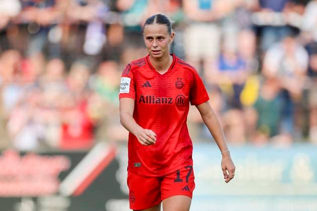 Klara Buehl (FC Bayern Muenchen) schaut enttaeuscht, Google Pixel Frauen-Bundesliga, 1. FFC Turbine Potsdam vs FC Bayern Muenchen, Karl-Liebknecht-Stadion am 30. August 2024 in Potsdam, Deutschland. (Foto von Marco Steinbrenner DeFodi Images) Klara Buehl (FC Bayern Muenchen) looks dejected, Google Pixel Frauen-Bundesliga, 1. FFC Turbine Potsdam vs FC Bayern Muenchen, Karl-Liebknecht-Stadion, August 30, 2024 in Potsdam, Germany. (Photo by Marco Steinbrenner DeFodi Images) DFB DFL REGULATIONS PROHIBIT ANY USE OF PHOTOGRAPHS AS IMAGE SEQUENCES AND OR QUASI-VIDEO. Defodi-700_potsdam_bayern_20240830_024