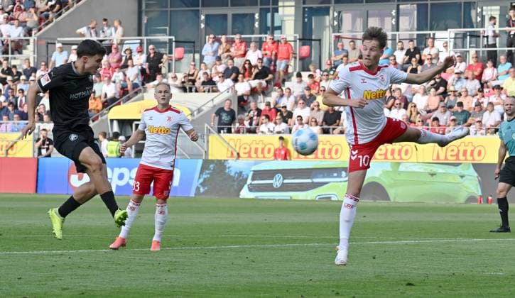 30.08.2024 - Fussball - Saison 2024 2025 - 2. Fussball - Bundesliga - 04. Spieltag: SSV Jahn Regensburg - SpVgg Greuther Fürth ( Kleeblatt ) - Sportfoto Zink - xwoxzix - DFL regulations prohibit any use of photographs as image sequences and or quasi-video - only for editorial use - Marco Meyerhöfer Meyerhoefer (18, SpVgg Greuther Fürth ) erzielt Treffer Tor Torschuß zum 0:1 gegen Christian Viet (10, SSV Jahn Regensburg ) -