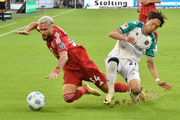 v. li. im Zweikampf Nicolas Gavory (Duesseldorf 34) Sei Muroya (Hannover 21) 30.08.2024 Fussball Fortuna Duesseldorf vs Hannover 96, Merkur Spiel-Arena, Duesseldorf, DFB DFL REGULATIONS PROHIBIT ANY USE OF PHOTOGRAPHS AS IMAGE SEQUENCES AND OR QUASI-VIDEO NRW Germany