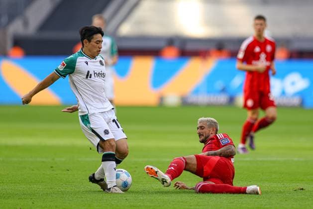 Düsseldorf, Deutschland, 30.08.24: Hyun-ju Lee (Hannover 96) und Matthias Zimmermann (Fortuna Düsseldorf) im Kampf um den Ball waehrend des 2. Bundesliga Spiels zwischen Fortuna Düsseldorf vs Hannover 96 in der Merkur Spiel Arena am 30. August 2024 in Düsseldorf, Deutschland. (Foto von Stefan Brauer Brauer-Fotoagentur) Düsseldorf, Germany, 30.08.24: Hyun-ju Lee (Hannover 96) und Matthias Zimmermann (Fortuna Düsseldorf) battle for the ball during the 2. Bundesliga match between Fortuna Düsseldorf vs Hannover 96 at Merkur Spiel Arena on August 30, 2024 in Düsseldorf, Germany. (Photo by Stefan Brauer Brauer-Fotoagentur) DFB DFL REGULATIONS PROHIBIT ANY USE OF PHOTOGRAPHS AS IMAGE SEQUENCES AND OR QUASI-VIDEO. Düsseldorf Merkur Spiel Arena North Rhine-Westphalia Germany