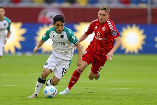 Düsseldorf, Deutschland, 30.08.24: Hyun-ju Lee (Hannover 96) und Isak Bergmann Johannesson (Fortuna Düsseldorf) im Kampf um den Ball waehrend des 2. Bundesliga Spiels zwischen Fortuna Düsseldorf vs Hannover 96 in der Merkur Spiel Arena am 30. August 2024 in Düsseldorf, Deutschland. (Foto von Stefan Brauer Brauer-Fotoagentur) Düsseldorf, Germany, 30.08.24: Hyun-ju Lee (Hannover 96) und Isak Bergmann Johannesson (Fortuna Düsseldorf) battle for the ball during the 2. Bundesliga match between Fortuna Düsseldorf vs Hannover 96 at Merkur Spiel Arena on August 30, 2024 in Düsseldorf, Germany. (Photo by Stefan Brauer Brauer-Fotoagentur) DFB DFL REGULATIONS PROHIBIT ANY USE OF PHOTOGRAPHS AS IMAGE SEQUENCES AND OR QUASI-VIDEO. Düsseldorf Merkur Spiel Arena North Rhine-Westphalia Germany