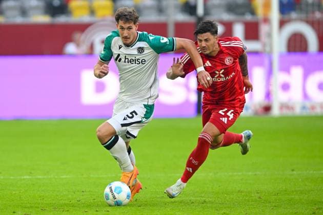 Sport Bilder des Tages v. li. im Zweikampf Phil Neumann (Hannover 5) Dawid Kownacki (Duesseldorf 24) 30.08.2024 Fussball Fortuna Duesseldorf vs Hannover 96, Merkur Spiel-Arena, Duesseldorf, DFB DFL REGULATIONS PROHIBIT ANY USE OF PHOTOGRAPHS AS IMAGE SEQUENCES AND OR QUASI-VIDEO NRW Germany