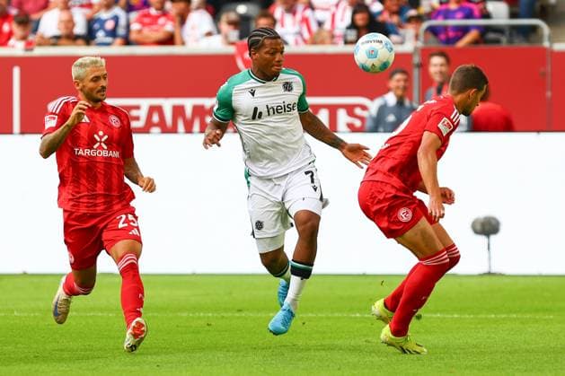 Jessic Ngankam (Hannover 96) im Zweikampf, Aktion, mit Matthias Zimmermann (Fortuna Duesseldorf) Fortuna Duesseldorf vs. Hannover 96, Fussball, 2. Bundesliga, 4. Spieltag, Saison 2024 2025, 30.08.2024 DFL REGULATIONS PROHIBIT ANY USE OF PHOTOGRAPHS AS IMAGE SEQUENCES AND OR QUASI-VIDEO. Foto: kolbert-press Ant Palmer Merkur Spiel Arene NRW Deutschland