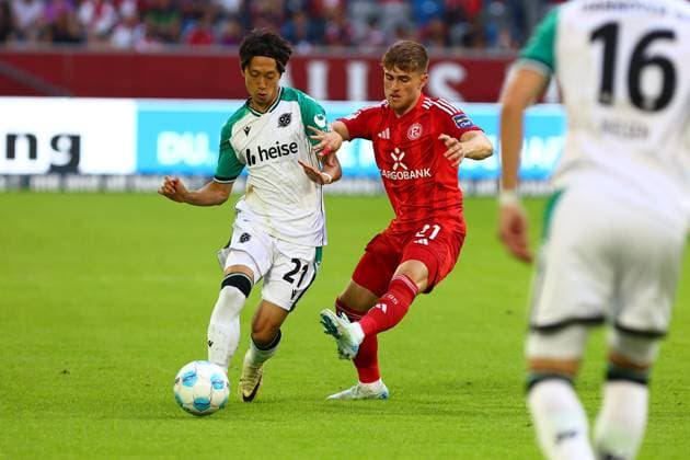 Sei Muroya (Hannover 96) im Zweikampf, Aktion, mit Tim Rossmann (Fortuna Duesseldorf) Fortuna Duesseldorf vs. Hannover 96, Fussball, 2. Bundesliga, 4. Spieltag, Saison 2024 2025, 30.08.2024 DFL REGULATIONS PROHIBIT ANY USE OF PHOTOGRAPHS AS IMAGE SEQUENCES AND OR QUASI-VIDEO. Foto: kolbert-press Ant Palmer Merkur Spiel Arene NRW Deutschland