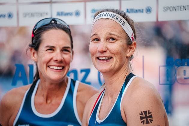 Beachvolleyball Frauen Allianz German Beach Tour Deutsche Beachvolleyball-Meisterschaft 2024 30.08.2024 v.l. Kira Walkenhorst und Isabel Schneider nach dem letzten Spiel ihrer Karriere Timmendorfer Strand Ahmann-Hager-Arena Schleswig-Holstein Deutschland