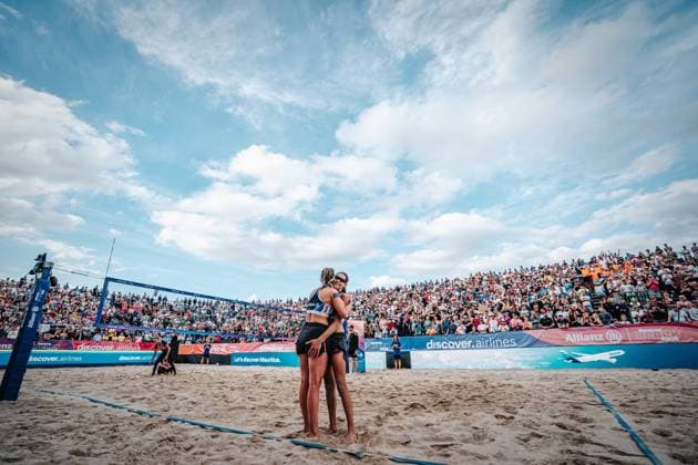 Beachvolleyball Frauen Allianz German Beach Tour Deutsche Beachvolleyball-Meisterschaft 2024 30.08.2024 v.l. Isabel Schneider und Kira Walkenhorst nach dem letzten Spiel ihrer Karriere Timmendorfer Strand Ahmann-Hager-Arena Schleswig-Holstein Deutschland