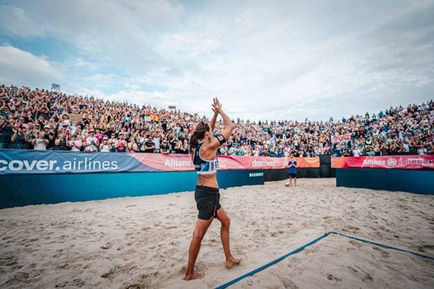 Beachvolleyball Frauen Allianz German Beach Tour Deutsche Beachvolleyball-Meisterschaft 2024 30.08.2024 Kira Walkenhorst nach dem letzten Spiel ihrer Karriere Timmendorfer Strand Ahmann-Hager-Arena Schleswig-Holstein Deutschland