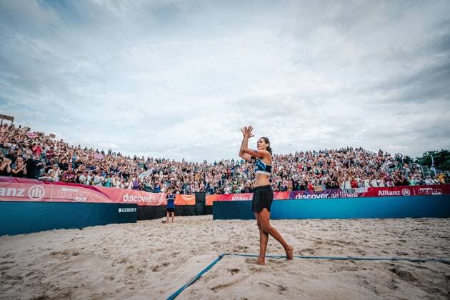 Beachvolleyball Frauen Allianz German Beach Tour Deutsche Beachvolleyball-Meisterschaft 2024 30.08.2024 Kira Walkenhorst nach dem letzten Spiel ihrer Karriere Timmendorfer Strand Ahmann-Hager-Arena Schleswig-Holstein Deutschland