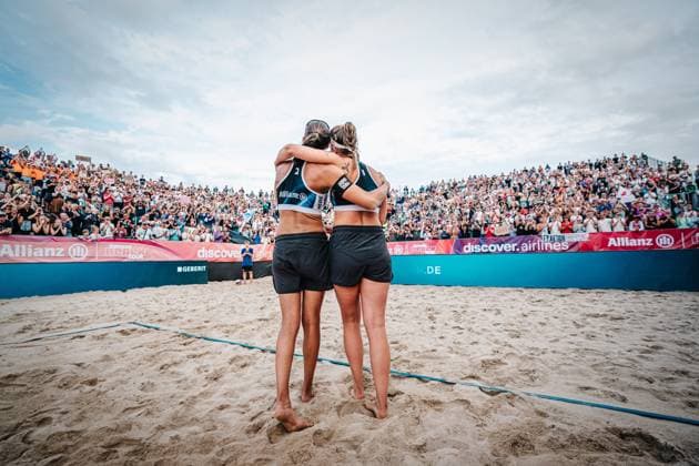 Beachvolleyball Frauen Allianz German Beach Tour Deutsche Beachvolleyball-Meisterschaft 2024 30.08.2024 v.l. Kira Walkenhorst und Isabel Schneider nach dem letzten Spiel ihrer Karriere Timmendorfer Strand Ahmann-Hager-Arena Schleswig-Holstein Deutschland