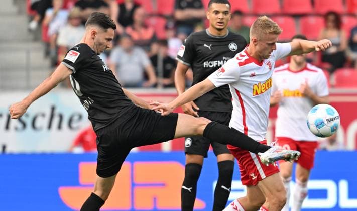 Sport Bilder des Tages 30.08.2024 - Fussball - Saison 2024 2025 - 2. Fussball - Bundesliga - 04. Spieltag: SSV Jahn Regensburg - SpVgg Greuther Fürth ( Kleeblatt ) - Sportfoto Zink - xwoxzix - DFL regulations prohibit any use of photographs as image sequences and or quasi-video - only for editorial use - Branimir Hrgota (10, SpVgg Greuther Fürth ) Sebastian Ernst (15, SSV Jahn Regensburg )