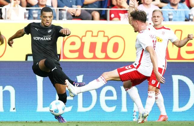 Maximilian Dietz - Christian Viet . 2.Bundesliga - Spieltag 4 , Jahn Regensburg - Greuther Fürth . Fußball , in Jahnstadion , Regensburg , Bayern , Deutschland . August 30, 2024 - Photo: Ipa Photo Pressefoto DENL Copyright: xx