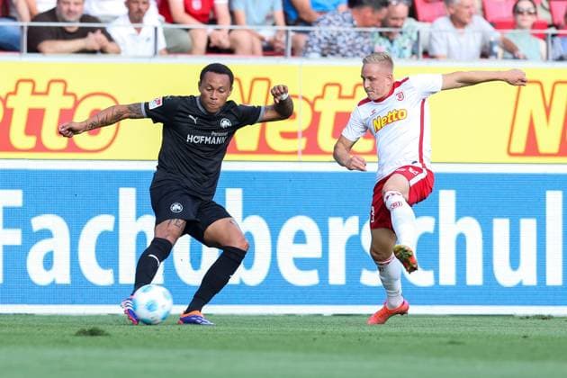 Fußball 2. Bundesliga 4. Spieltag SSV Jahn Regensburg - SpVgg Greuther Fürth am 30.08.2024 im Jahnstadion Regensburg in Regensburg Roberto Massimo ( Fürth ), links - Kai Pröger ( Regensburg ), rechts DFL regulations prohibit any use of photographs as image sequences and or quasi-video