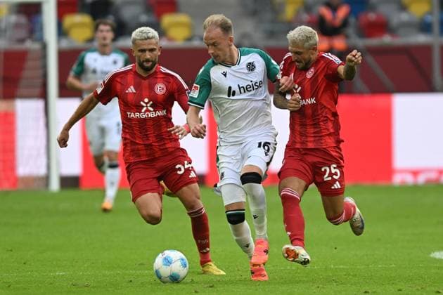Sport Bilder des Tages v. li. im Kampf um den Ball Nicolas Gavory (Duesseldorf 34) Havard Nielsen (Hannover 16) Matthias Zimmermann (Duesseldorf 25) 30.08.2024 Fussball Fortuna Duesseldorf vs Hannover 96, Merkur Spiel-Arena, Duesseldorf, DFB DFL REGULATIONS PROHIBIT ANY USE OF PHOTOGRAPHS AS IMAGE SEQUENCES AND OR QUASI-VIDEO NRW Germany