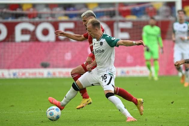v. li. im Zweikampf Nicolas Gavory (Duesseldorf 34) Havard Nielsen (Hannover 16) 30.08.2024 Fussball Fortuna Duesseldorf vs Hannover 96, Merkur Spiel-Arena, Duesseldorf, DFB DFL REGULATIONS PROHIBIT ANY USE OF PHOTOGRAPHS AS IMAGE SEQUENCES AND OR QUASI-VIDEO NRW Germany