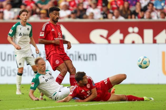 waehrend des Spiels der 2. Bundesliga zwischen Fortuna Düsseldorf und Hannover 96 im Merkur Spiel-Arena am 30. August 2024 in Düsseldorf, Deutschland. (Foto von Oliver Kaelke DeFodi Images) +++ during the 2. Bundesliga match between Fortuna Düsseldorf and Hannover 96 at Merkur Spiel-Arena on August 30, 2024 in Düsseldorf, Germany. (Photo by Oliver Kaelke DeFodi Images) DFB DFL REGULATIONS PROHIBIT ANY USE OF PHOTOGRAPHS AS IMAGE SEQUENCES AND OR QUASI-VIDEO. (Photo by Oliver Kaelke DeFodi Images) Defodi-678_2024_08_30_OK_DUSH96_0959