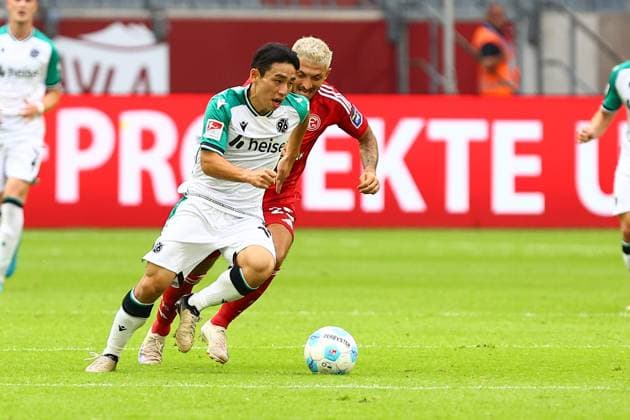 Hyunju Lee (Hannover 96) im Zweikampf, Aktion, mit Matthias Zimmermann (Fortuna Duesseldorf) Fortuna Duesseldorf vs. Hannover 96, Fussball, 2. Bundesliga, 4. Spieltag, Saison 2024 2025, 30.08.2024 DFL REGULATIONS PROHIBIT ANY USE OF PHOTOGRAPHS AS IMAGE SEQUENCES AND OR QUASI-VIDEO. Foto: kolbert-press Ant Palmer Merkur Spiel Arene NRW Deutschland