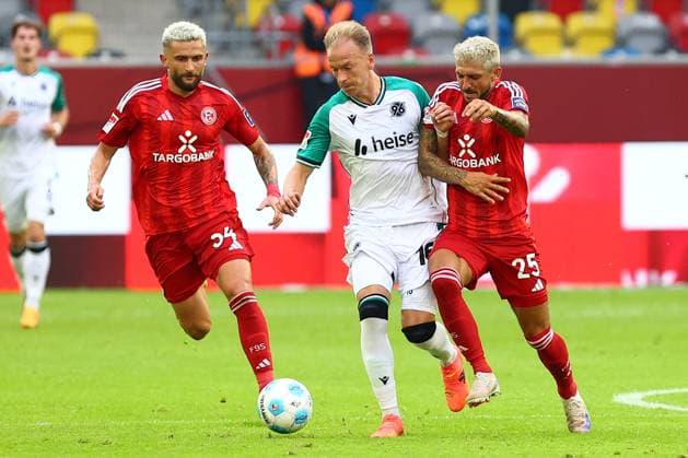 Havard Nielsen (Hannover 96) kaempft mit Nicolas Gavory (Fortuna Duesseldorf) und Matthias Zimmermann (Fortuna Duesseldorf) Fortuna Duesseldorf vs. Hannover 96, Fussball, 2. Bundesliga, 4. Spieltag, Saison 2024 2025, 30.08.2024 DFL REGULATIONS PROHIBIT ANY USE OF PHOTOGRAPHS AS IMAGE SEQUENCES AND OR QUASI-VIDEO. Foto: kolbert-press Ant Palmer Merkur Spiel Arene NRW Deutschland