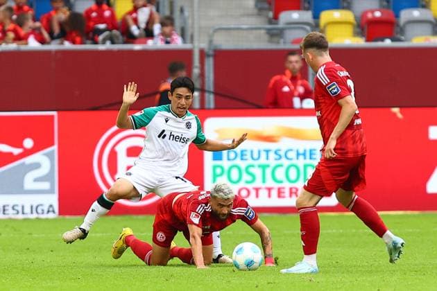 Hyunju Lee (Hannover 96) im Zweikampf, Aktion, mit Dawid Kownacki Fortuna Duesseldorf vs. Hannover 96, Fussball, 2. Bundesliga, 4. Spieltag, Saison 2024 2025, 30.08.2024 DFL REGULATIONS PROHIBIT ANY USE OF PHOTOGRAPHS AS IMAGE SEQUENCES AND OR QUASI-VIDEO. Foto: kolbert-press Ant Palmer Merkur Spiel Arene NRW Deutschland