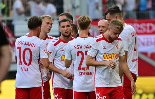 30.08.2024 - Fussball - Saison 2024 2025 - 2. Fussball - Bundesliga - 04. Spieltag: SSV Jahn Regensburg - SpVgg Greuther Fürth ( Kleeblatt ) - Sportfoto Zink MeZi - xmexzix - DFL regulations prohibit any use of photographs as image sequences and or quasi-video - only for editorial use - Sebastian Ernst (15, SSV Jahn Regensburg ) enttäuscht Enttäuschung Trinkpause