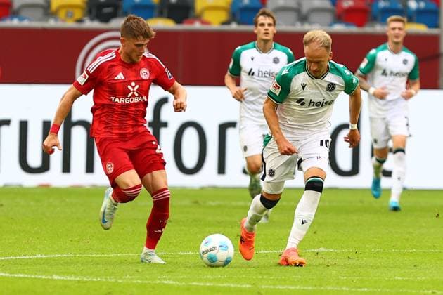 Tim Rossmann (Fortuna Duesseldorf) im Zweikampf, Aktion, mit Havard Nielsen (Hannover 96) Fortuna Duesseldorf vs. Hannover 96, Fussball, 2. Bundesliga, 4. Spieltag, Saison 2024 2025, 30.08.2024 DFL REGULATIONS PROHIBIT ANY USE OF PHOTOGRAPHS AS IMAGE SEQUENCES AND OR QUASI-VIDEO. Foto: kolbert-press Ant Palmer Merkur Spiel Arene NRW Deutschland