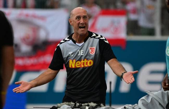 30.08.2024 - Fussball - Saison 2024 2025 - 2. Fussball - Bundesliga - 04. Spieltag: SSV Jahn Regensburg - SpVgg Greuther Fürth ( Kleeblatt ) - Sportfoto Zink MeZi - xmexzix - DFL regulations prohibit any use of photographs as image sequences and or quasi-video - only for editorial use - Joe Joseph Enochs ( Trainer SSV Jahn Regensburg ) sauer unzufrieden