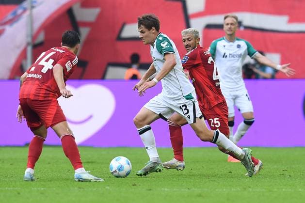 Fußball 2. Bundesliga 4. Spieltag Fortuna Düsseldorf - Hannover 96 am 30.08.2024 in der Merkur Spiel-Arena in Düsseldorf Zack Steffen ( Düsseldorf ), links - Max Christiansen ( Hannover ), mitte - Matthias Zimmermann ( Düsseldorf ), rechts DFL regulations prohibit any use of photographs as image sequences and or quasi-video.