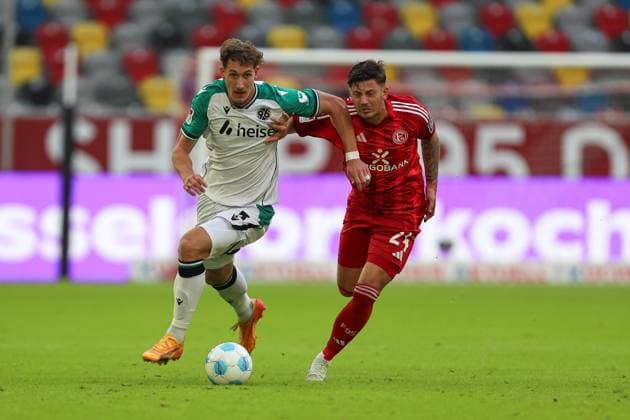 waehrend des Spiels der 2. Bundesliga zwischen Fortuna Düsseldorf und Hannover 96 im Merkur Spiel-Arena am 30. August 2024 in Düsseldorf, Deutschland. (Foto von Oliver Kaelke DeFodi Images) +++ during the 2. Bundesliga match between Fortuna Düsseldorf and Hannover 96 at Merkur Spiel-Arena on August 30, 2024 in Düsseldorf, Germany. (Photo by Oliver Kaelke DeFodi Images) DFB DFL REGULATIONS PROHIBIT ANY USE OF PHOTOGRAPHS AS IMAGE SEQUENCES AND OR QUASI-VIDEO. (Photo by Oliver Kaelke DeFodi Images) Defodi-678_2024_08_30_OK_DUSH96_0383