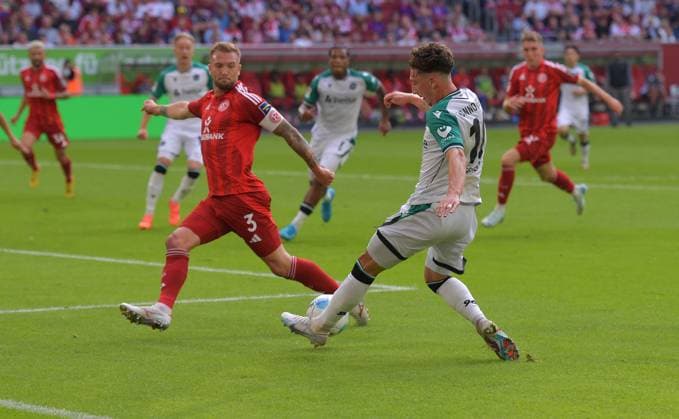 30.08.2024, xblx, Fussball 2.Bundesliga, Fortuna Duesseldorf - Hannover 96 emspor, v.l. Andre Hoffmann (Fortuna Düsseldorf), Jannik Rochelt (Hannover 96) (DFL DFB REGULATIONS PROHIBIT ANY USE OF PHOTOGRAPHS as IMAGE SEQUENCES and or QUASI-VIDEO) Duesseldorf