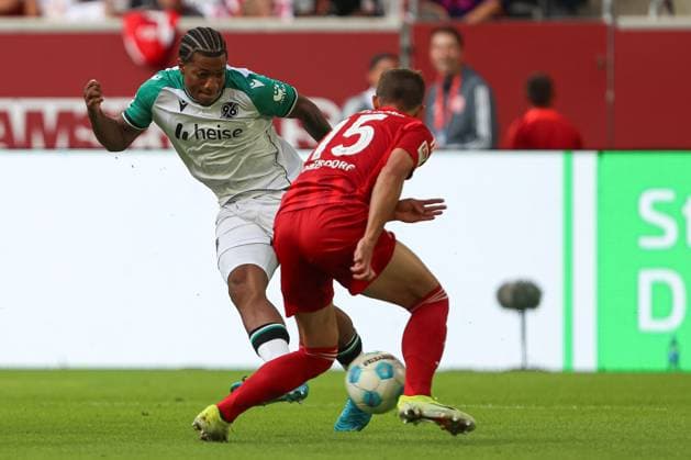 Jessic Ngankam (Hannover 96) und Tim Oberdorf (Fortuna Duesseldorf) im Zweikampf waehrend des Spiels der 2. Bundesliga zwischen Fortuna Düsseldorf und Hannover 96 im Merkur Spiel-Arena am 30. August 2024 in Düsseldorf, Deutschland. (Foto von Oliver Kaelke DeFodi Images) +++ Jessic Ngankam (Hannover 96) und Tim Oberdorf (Fortuna Duesseldorf) battle for the ball during the 2. Bundesliga match between Fortuna Düsseldorf and Hannover 96 at Merkur Spiel-Arena on August 30, 2024 in Düsseldorf, Germany. (Photo by Oliver Kaelke DeFodi Images) DFB DFL REGULATIONS PROHIBIT ANY USE OF PHOTOGRAPHS AS IMAGE SEQUENCES AND OR QUASI-VIDEO. (Photo by Oliver Kaelke DeFodi Images) Defodi-678_2024_08_30_OK_DUSH96_0227