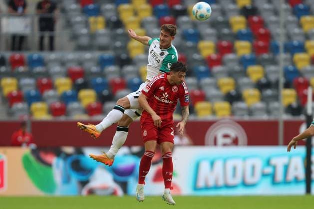 Phil Neumann (Hannover 96) und Dawid Kownacki (Fortuna Duesseldorf) im Zweikampf waehrend des Spiels der 2. Bundesliga zwischen Fortuna Düsseldorf und Hannover 96 im Merkur Spiel-Arena am 30. August 2024 in Düsseldorf, Deutschland. (Foto von Oliver Kaelke DeFodi Images) +++ Phil Neumann (Hannover 96) und Dawid Kownacki (Fortuna Duesseldorf) battle for the ball during the 2. Bundesliga match between Fortuna Düsseldorf and Hannover 96 at Merkur Spiel-Arena on August 30, 2024 in Düsseldorf, Germany. (Photo by Oliver Kaelke DeFodi Images) DFB DFL REGULATIONS PROHIBIT ANY USE OF PHOTOGRAPHS AS IMAGE SEQUENCES AND OR QUASI-VIDEO. (Photo by Oliver Kaelke DeFodi Images) Defodi-678_2024_08_30_OK_DUSH96_0682