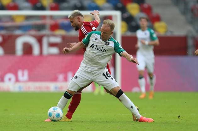 Nicolas Gavory (Fortuna Duesseldorf) und Havard Nielsen (Hannover 96) im Zweikampf waehrend des Spiels der 2. Bundesliga zwischen Fortuna Düsseldorf und Hannover 96 im Merkur Spiel-Arena am 30. August 2024 in Düsseldorf, Deutschland. (Foto von Oliver Kaelke DeFodi Images) +++ Nicolas Gavory (Fortuna Duesseldorf) und Havard Nielsen (Hannover 96) battle for the ball during the 2. Bundesliga match between Fortuna Düsseldorf and Hannover 96 at Merkur Spiel-Arena on August 30, 2024 in Düsseldorf, Germany. (Photo by Oliver Kaelke DeFodi Images) DFB DFL REGULATIONS PROHIBIT ANY USE OF PHOTOGRAPHS AS IMAGE SEQUENCES AND OR QUASI-VIDEO. (Photo by Oliver Kaelke DeFodi Images) Defodi-678_2024_08_30_OK_DUSH96_0905