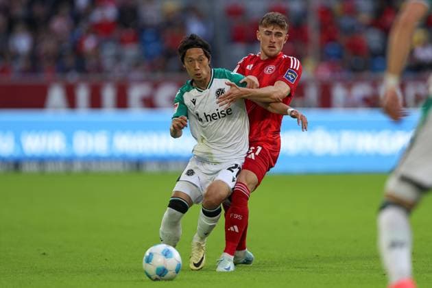 Sei Muroya (Hannover 96) und Tim Rossmann (Fortuna Duesseldorf) im Zweikampf waehrend des Spiels der 2. Bundesliga zwischen Fortuna Düsseldorf und Hannover 96 im Merkur Spiel-Arena am 30. August 2024 in Düsseldorf, Deutschland. (Foto von Oliver Kaelke DeFodi Images) +++ Sei Muroya (Hannover 96) und Tim Rossmann (Fortuna Duesseldorf) battle for the ball during the 2. Bundesliga match between Fortuna Düsseldorf and Hannover 96 at Merkur Spiel-Arena on August 30, 2024 in Düsseldorf, Germany. (Photo by Oliver Kaelke DeFodi Images) DFB DFL REGULATIONS PROHIBIT ANY USE OF PHOTOGRAPHS AS IMAGE SEQUENCES AND OR QUASI-VIDEO. (Photo by Oliver Kaelke DeFodi Images) Defodi-678_2024_08_30_OK_DUSH96_0255