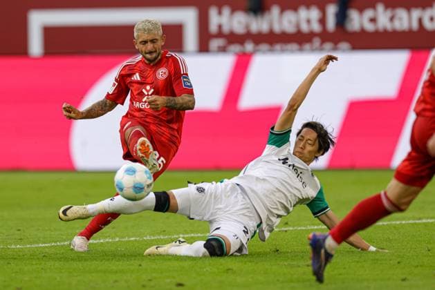 Düsseldorf, Deutschland, 30.08.24: Matthias Zimmermann (Fortuna Düsseldorf) und Sei Muroya (Hannover 96) im Kampf um den Ball waehrend des 2. Bundesliga Spiels zwischen Fortuna Düsseldorf vs Hannover 96 in der Merkur Spiel Arena am 30. August 2024 in Düsseldorf, Deutschland. (Foto von Stefan Brauer Brauer-Fotoagentur) Düsseldorf, Germany, 30.08.24: Matthias Zimmermann (Fortuna Düsseldorf) und Sei Muroya (Hannover 96) battle for the ball during the 2. Bundesliga match between Fortuna Düsseldorf vs Hannover 96 at Merkur Spiel Arena on August 30, 2024 in Düsseldorf, Germany. (Photo by Stefan Brauer Brauer-Fotoagentur) DFB DFL REGULATIONS PROHIBIT ANY USE OF PHOTOGRAPHS AS IMAGE SEQUENCES AND OR QUASI-VIDEO. Düsseldorf Merkur Spiel Arena North Rhine-Westphalia Germany