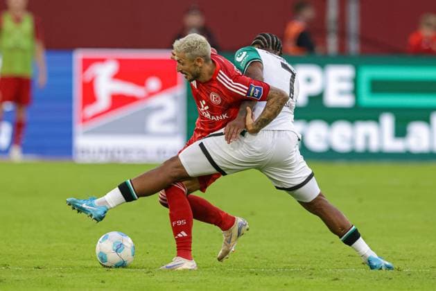 Düsseldorf, Deutschland, 30.08.24: Matthias Zimmermann (Fortuna Düsseldorf) und Jessic Ngankam (Hannover 96) im Kampf um den Ball waehrend des 2. Bundesliga Spiels zwischen Fortuna Düsseldorf vs Hannover 96 in der Merkur Spiel Arena am 30. August 2024 in Düsseldorf, Deutschland. (Foto von Stefan Brauer Brauer-Fotoagentur) Düsseldorf, Germany, 30.08.24: Matthias Zimmermann (Fortuna Düsseldorf) und Jessic Ngankam (Hannover 96) battle for the ball during the 2. Bundesliga match between Fortuna Düsseldorf vs Hannover 96 at Merkur Spiel Arena on August 30, 2024 in Düsseldorf, Germany. (Photo by Stefan Brauer Brauer-Fotoagentur) DFB DFL REGULATIONS PROHIBIT ANY USE OF PHOTOGRAPHS AS IMAGE SEQUENCES AND OR QUASI-VIDEO. Düsseldorf Merkur Spiel Arena North Rhine-Westphalia Germany