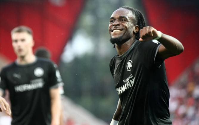 Sport Bilder des Tages Torjubel 0-2 Noel Futkeu . 2.Bundesliga - Spieltag 4 , Jahn Regensburg - Greuther Fürth . Fußball , in Jahnstadion , Regensburg , Bayern , Deutschland . August 30, 2024 - Photo: Ipa Photo Pressefoto DENL Copyright: xx