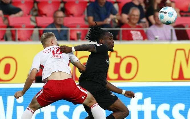 Louis Breunig - Noel Futkeu . 2.Bundesliga - Spieltag 4 , Jahn Regensburg - Greuther Fürth . Fußball , in Jahnstadion , Regensburg , Bayern , Deutschland . August 30, 2024 - Photo: Ipa Photo Pressefoto DENL Copyright: xx