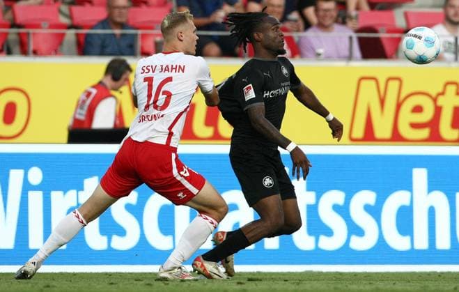 Louis Breunig - Noel Futkeu . 2.Bundesliga - Spieltag 4 , Jahn Regensburg - Greuther Fürth . Fußball , in Jahnstadion , Regensburg , Bayern , Deutschland . August 30, 2024 - Photo: Ipa Photo Pressefoto DENL Copyright: xx