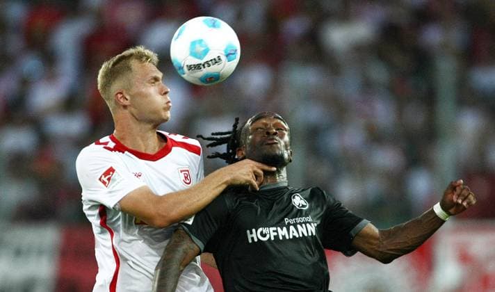 Sport Bilder des Tages Louis Breunig - Noel Futkeu . 2.Bundesliga - Spieltag 4 , Jahn Regensburg - Greuther Fürth . Fußball , in Jahnstadion , Regensburg , Bayern , Deutschland . August 30, 2024 - Photo: Ipa Photo Pressefoto DENL Copyright: xx