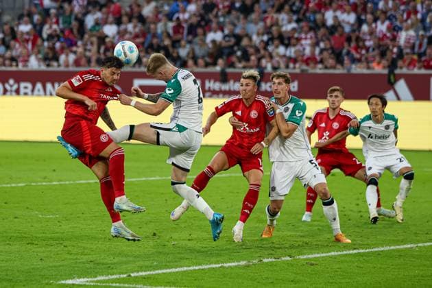 Düsseldorf, Deutschland, 30.08.24: Dawid Kownacki (Fortuna Düsseldorf) und Josh Knight (Hannover 96) im Kampf um den Ball waehrend des 2. Bundesliga Spiels zwischen Fortuna Düsseldorf vs Hannover 96 in der Merkur Spiel Arena am 30. August 2024 in Düsseldorf, Deutschland. (Foto von Stefan Brauer Brauer-Fotoagentur) Düsseldorf, Germany, 30.08.24: Dawid Kownacki (Fortuna Düsseldorf) und Josh Knight (Hannover 96) battle for the ball during the 2. Bundesliga match between Fortuna Düsseldorf vs Hannover 96 at Merkur Spiel Arena on August 30, 2024 in Düsseldorf, Germany. (Photo by Stefan Brauer Brauer-Fotoagentur) DFB DFL REGULATIONS PROHIBIT ANY USE OF PHOTOGRAPHS AS IMAGE SEQUENCES AND OR QUASI-VIDEO. Düsseldorf Merkur Spiel Arena North Rhine-Westphalia Germany