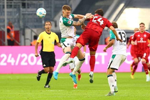 Josh Knight (Hannover 96) im Zweikampf, Aktion, mit Dawid Kownack. Fortuna Duesseldorf vs. Hannover 96, Fussball, 2. Bundesliga, 4. Spieltag, Saison 2024 2025, 30.08.2024 DFL REGULATIONS PROHIBIT ANY USE OF PHOTOGRAPHS AS IMAGE SEQUENCES AND OR QUASI-VIDEO. Foto: kolbert-press Ant Palmer Merkur Spiel Arene NRW Deutschland