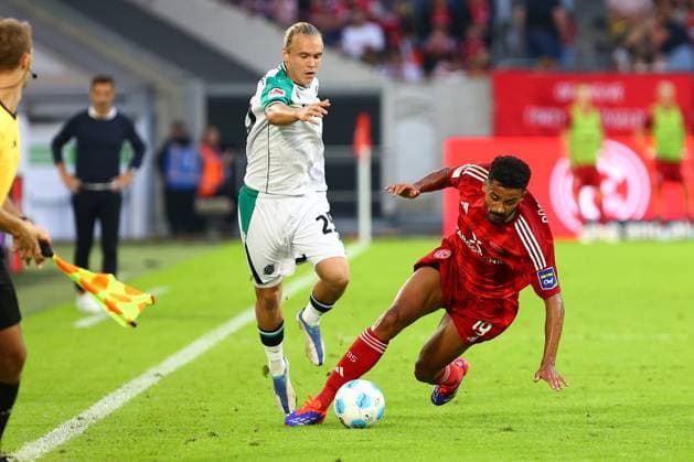 Emmanuel Iyoha (Fortuna Duesseldorf) im Zweikampf, Aktion, mit Lars Gindorf (Hannover 96) Fortuna Duesseldorf vs. Hannover 96, Fussball, 2. Bundesliga, 4. Spieltag, Saison 2024 2025, 30.08.2024 DFL REGULATIONS PROHIBIT ANY USE OF PHOTOGRAPHS AS IMAGE SEQUENCES AND OR QUASI-VIDEO. Foto: kolbert-press Ant Palmer Merkur Spiel Arene NRW Deutschland