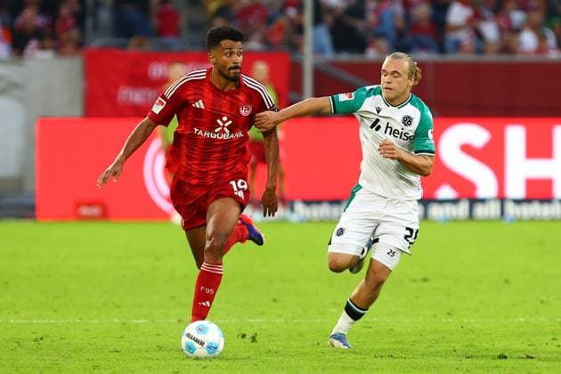 Emmanuel Iyoha (Fortuna Duesseldorf) im Zweikampf, Aktion, mit Lars Gindorf (Hannover 96) Fortuna Duesseldorf vs. Hannover 96, Fussball, 2. Bundesliga, 4. Spieltag, Saison 2024 2025, 30.08.2024 DFL REGULATIONS PROHIBIT ANY USE OF PHOTOGRAPHS AS IMAGE SEQUENCES AND OR QUASI-VIDEO. Foto: kolbert-press Ant Palmer Merkur Spiel Arene NRW Deutschland