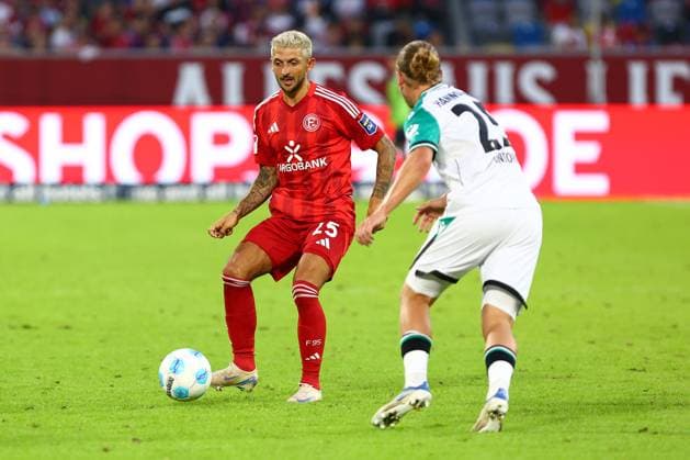 Matthias Zimmermann (Fortuna Duesseldorf) unter druck von Lars Gindorf (Hannover 96) Fortuna Duesseldorf vs. Hannover 96, Fussball, 2. Bundesliga, 4. Spieltag, Saison 2024 2025, 30.08.2024 DFL REGULATIONS PROHIBIT ANY USE OF PHOTOGRAPHS AS IMAGE SEQUENCES AND OR QUASI-VIDEO. Foto: kolbert-press Ant Palmer Merkur Spiel Arene NRW Deutschland