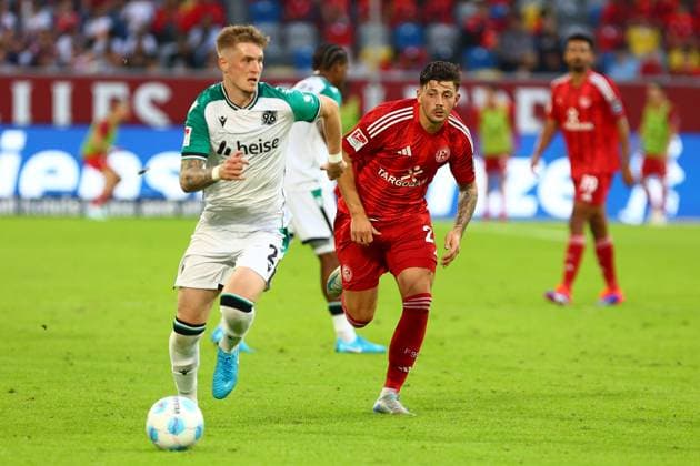Josh Knight (Hannover 96) verfolgt von Danny Schmidt (Fortuna Duesseldorf) Fortuna Duesseldorf vs. Hannover 96, Fussball, 2. Bundesliga, 4. Spieltag, Saison 2024 2025, 30.08.2024 DFL REGULATIONS PROHIBIT ANY USE OF PHOTOGRAPHS AS IMAGE SEQUENCES AND OR QUASI-VIDEO. Foto: kolbert-press Ant Palmer Merkur Spiel Arene NRW Deutschland